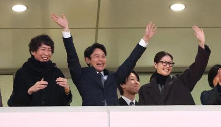 　ファイナルＳの結果に手を振る妻夫木聡（中央）と松本若菜（右）。左は早見和真氏