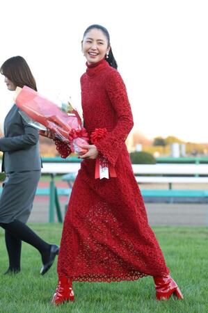 　笑顔で引き揚げる長澤まさみ（撮影・佐々木彰尚）