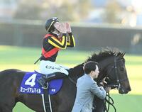 　天を見上げるＣ・デムーロ（撮影・園田高夫）