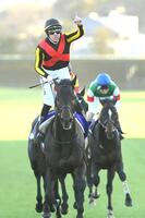 　有馬記念を制したミュージアムマイルとＣ・デムーロ（撮影・園田高夫）