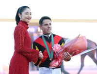 　Ｃ・デムーロ（右）と握手をする長澤まさみ（撮影・佐々木彰尚）