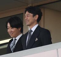 　観戦する妻夫木聡（撮影・佐々木彰尚）