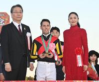 　プレゼンターの長澤まさみ（右）、日本中央競馬会吉田正義理事長（左）と写真に納まるＣ・デムーロ（撮影・持木克友）