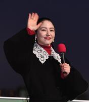 　ファンに手を振る長澤まさみ（撮影・園田高夫）