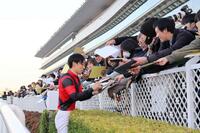 　サインに応じる田中健