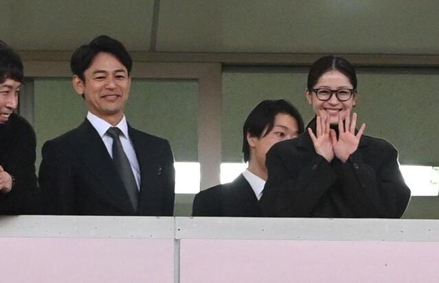 妻夫木聡と松本若菜が有馬記念を生観戦