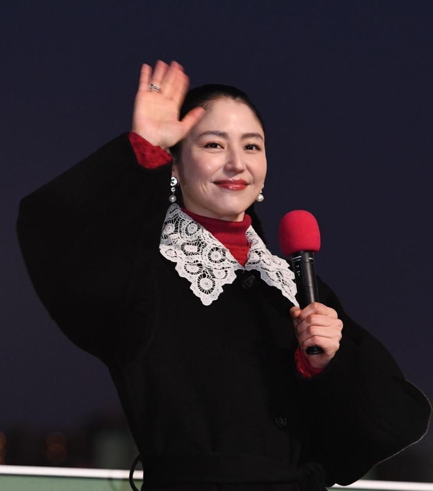 　ファンに手を振る長澤まさみ（撮影・園田高夫）