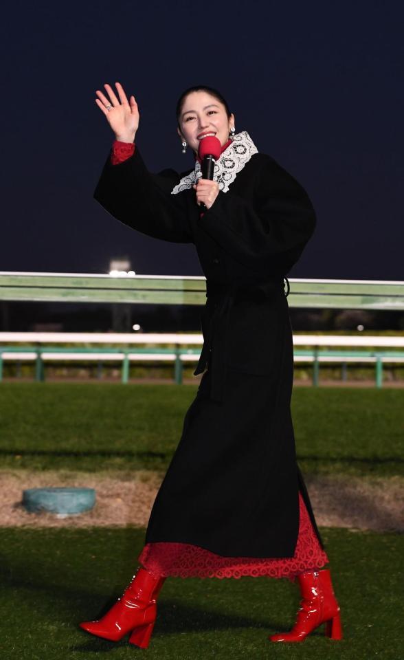 　ファンに手を振る長澤まさみ（撮影・園田高夫）