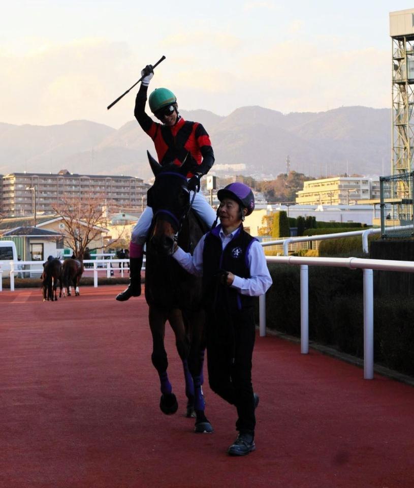 　ガッツポーズする田中健