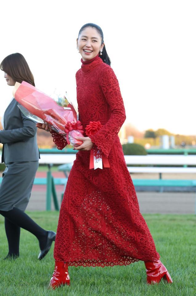 　笑顔で引き揚げる長澤まさみ（撮影・佐々木彰尚）