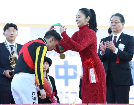 　プレゼンターを務めた長澤まさみ（撮影・佐々木彰尚）