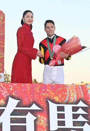 　プレゼンターを務めた長澤まさみ（左）と笑顔で握手を交わすＣ・デムーロ（撮影・持木克友）