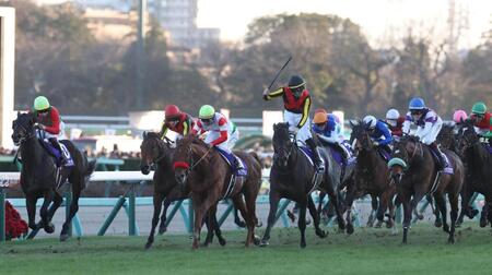 　ミュージアムマイルで有馬記念を制したＣ・デムーロ（中央）＝撮影・佐々木彰尚