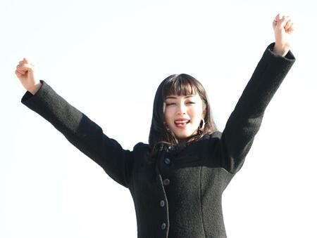 　観衆の声援に応える池田エライザ