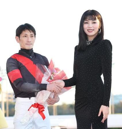 　矢野貴（左）を祝福する池田エライザ