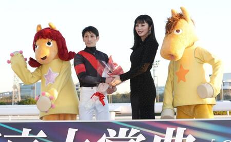 　東京大賞典で優勝し、池田エライザに祝福される矢野貴
