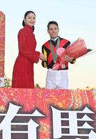 　プレゼンターを務めた長澤まさみ（左）と笑顔で握手を交わすＣ・デムーロ（撮影・持木克友）