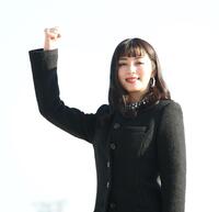 　観衆の声援に応える池田エライザ