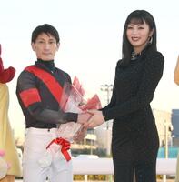 　ディクテオンで東京大賞典を制し、池田エライザ（右）と握手する矢野貴