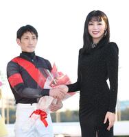 　矢野貴（左）を祝福する池田エライザ