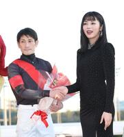 　東京大賞典で優勝し、池田エライザ（右）と握手する矢野貴