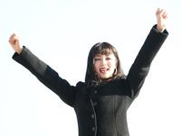 　観衆の声援に応える池田エライザ