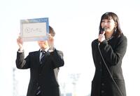 　本命馬を披露する池田エライザ