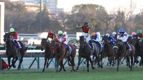 　ミュージアムマイルで有馬記念を制したＣ・デムーロ（中央）＝撮影・佐々木彰尚