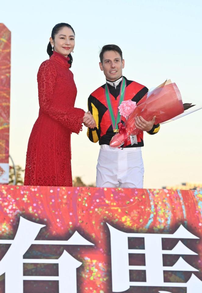 　プレゼンターを務めた長澤まさみ（左）と笑顔で握手を交わすＣ・デムーロ（撮影・持木克友）