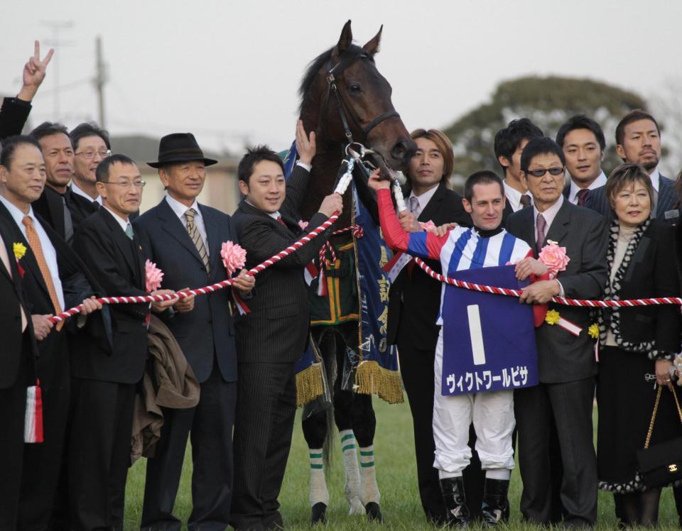 　有馬記念を制したヴィクトワールピサとＭ・デムーロ（右から六人目）
