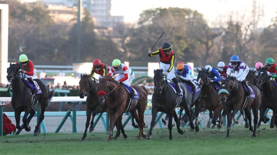 　ミュージアムマイルで有馬記念を制したＣ・デムーロ（中央）＝撮影・佐々木彰尚