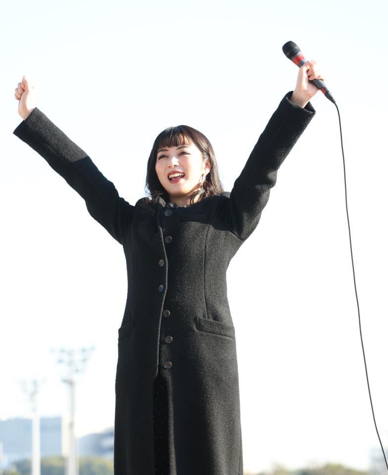 　観衆の声援に応える池田エライザ