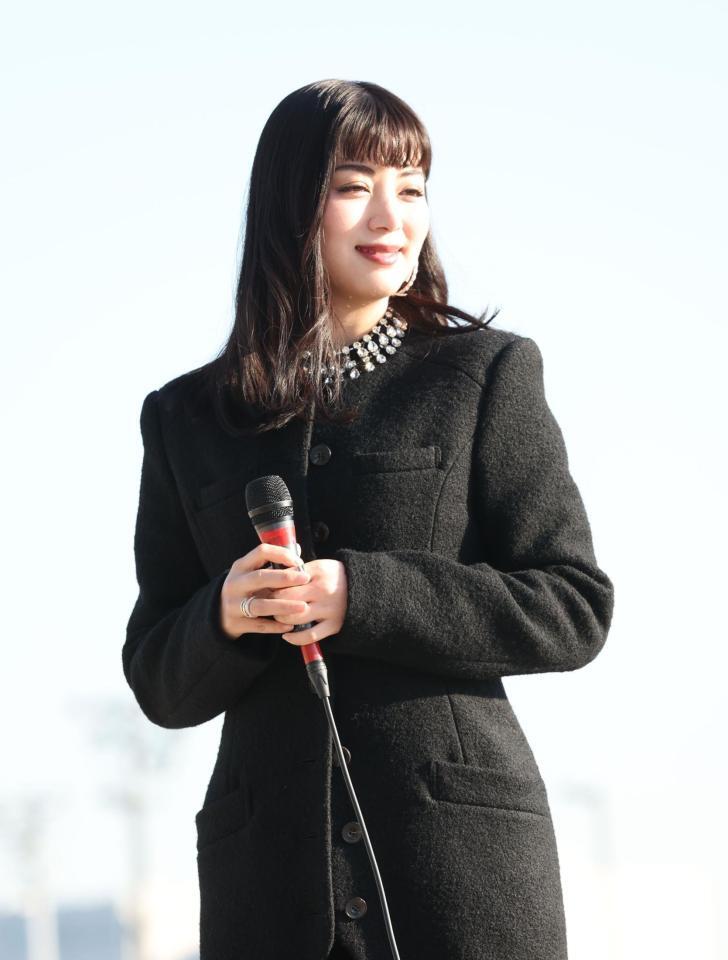 　トークショーを行う池田エライザ