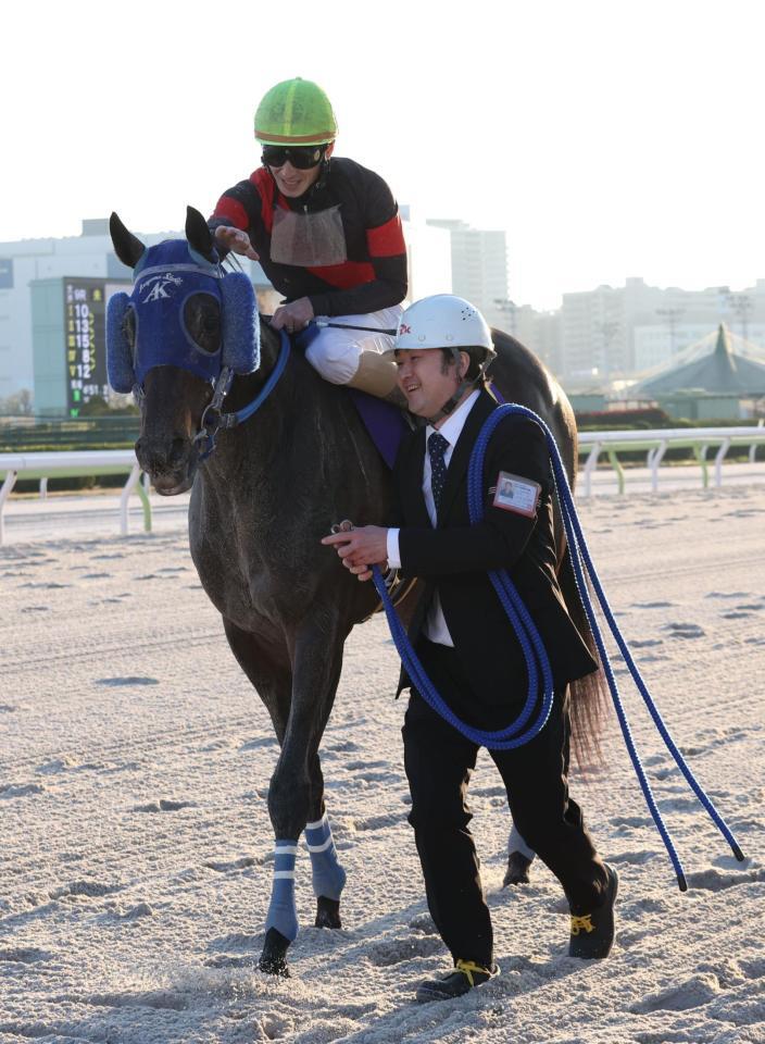 　東京大賞典を制したディクテオンの頭をなでる矢野貴