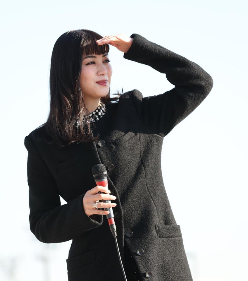 　トークショーする池田エライザ