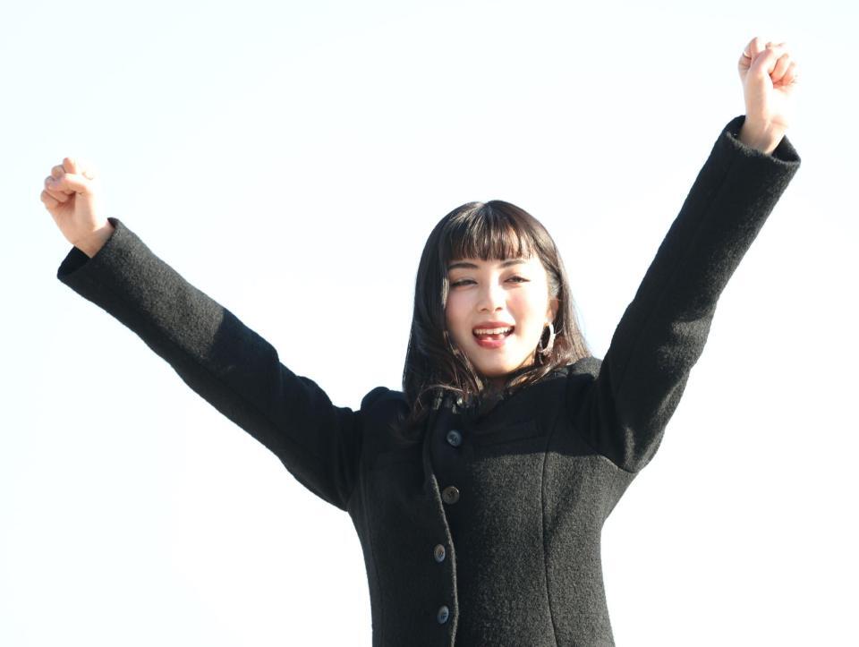 　観衆の声援に応える池田エライザ