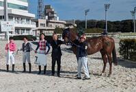 　地方競馬通算５００勝を達成した橋本師（左から４人目）