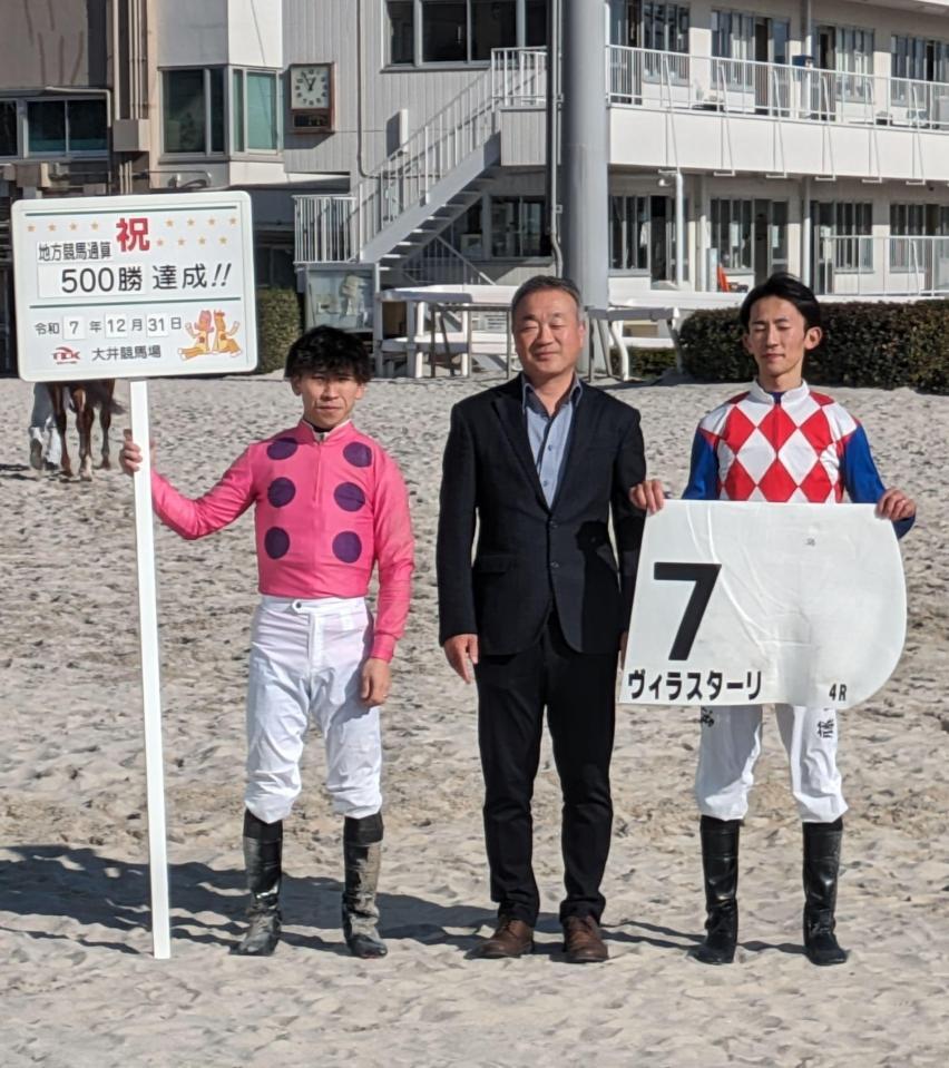 　地方競馬通算５００勝を達成した橋本師（中央）