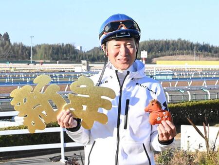 　新年の文字を手に笑顔を見せる年男の柴田善