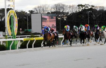 　重賞１３勝目を挙げたラッキードリーム（左）＝撮影・中山伸治
