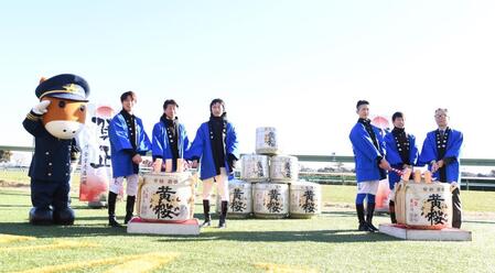 　新春鏡開きを行った（左から）丸山、柴田善、西村太、坂口、伊藤、中山競馬場の石川豊場長（撮影・園田高夫）