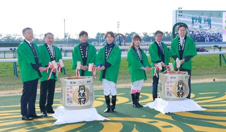 　鏡開きに参加した武豊（左から３人目）ら関係者たち（撮影・石湯恒介）