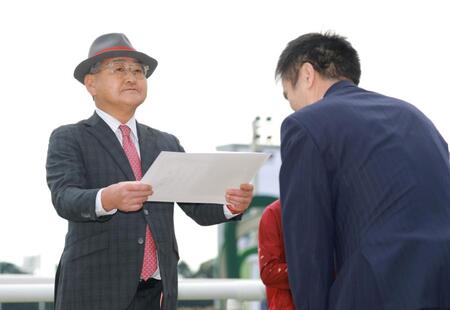 　関西記者クラブ賞を受賞したフォーエバーヤングを管理する矢作師（撮影・石湯恒介）