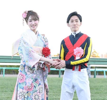 　津村と握手をする高橋ひかる（撮影・園田高夫）