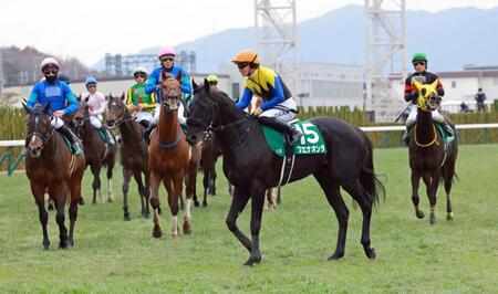 　笑顔で引き揚げる川田とブエナオンダ（右から２頭目）＝撮影・石湯恒介