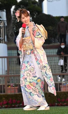 　小走りにトーク会場に入る高橋ひかる（撮影・園田高夫）