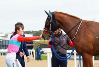 　ペイシャプルを労う永島まなみ（撮影・石湯恒介）
