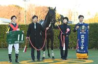 　中山金杯を勝利したカラマティアノスと津村（左）、奥村武師（右）＝撮影・園田高夫