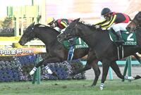 　中山金杯を制したカラマティアノス（左）と津村（撮影・園田高夫）