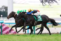 　重い馬場でもグイグイ脚を伸ばすブエナオンダ（手前）＝撮影・石湯恒介